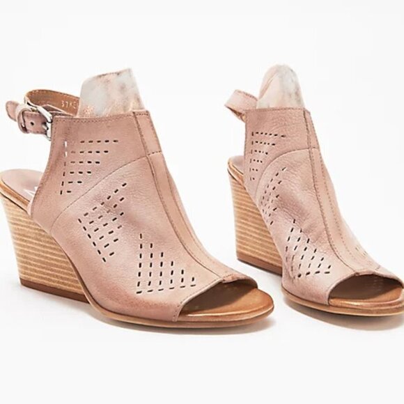 MIZ MOOZ Kinsley Sandal NWOB Perforated Leather Wedge Nude - Picture 1 of 15